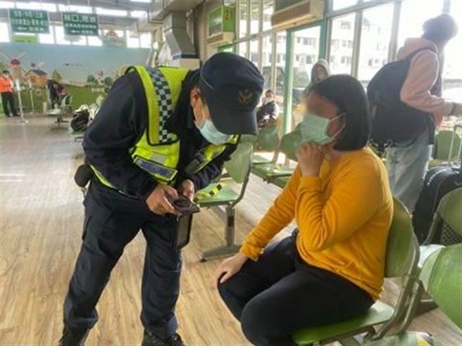 王女在警局中，不停喃喃自语称：「这里不是我的家，我家不在这里」。（警方提供）
