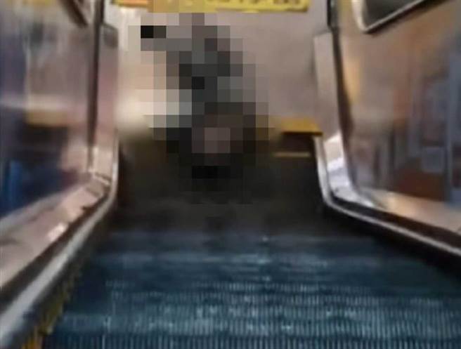 大陆一名7岁男孩，在超市被卷进手扶梯死亡。（图／翻摄自华商报）