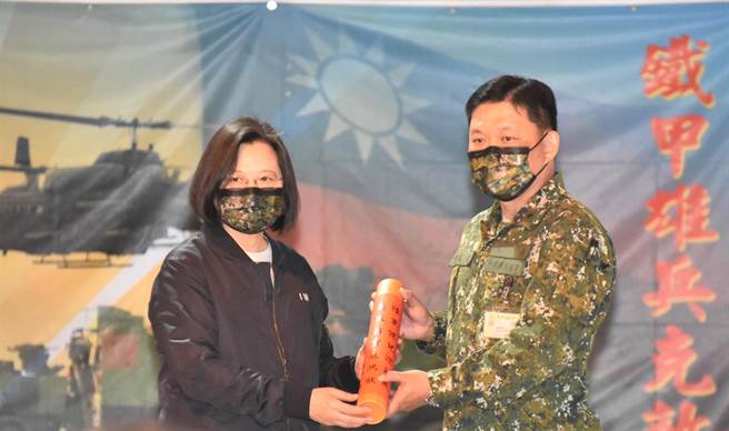 蔡英文总统（左）4日到天山营区视察陆军装甲第564旅，她颁发祝贺春联与加菜金给564旅旅长周成境少将（右）。（林瑞益摄）