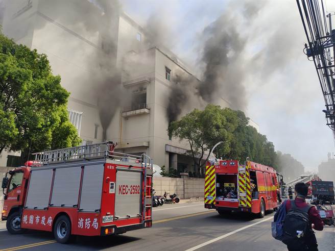 桃园市龟山区欣兴电子火警，浓烟直衝天际。（赖佑维摄）