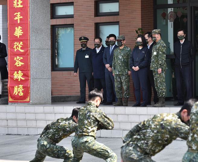 蔡英文总统（台上前排右二）4日到天山营区视察陆军装甲第564旅，观看军方表演擒拿术。（林瑞益摄）