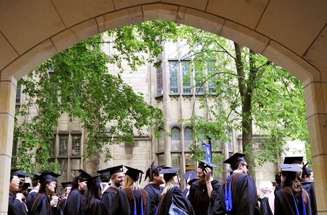 川普政府时代的司法部控告耶鲁大学在申请入学过程中歧视亚裔及白人学生，不过拜登上任后，美国司法部3日宣布撤告，等同于扭转川普政府时代的立场。（资料照／美联社）