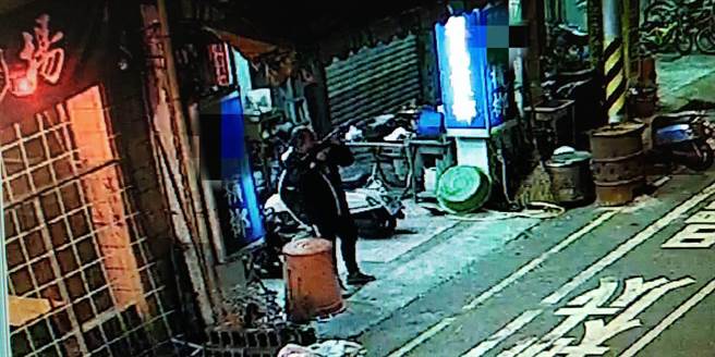 康姓男子持玩具長槍射路口監視器，反遭監視器畫面錄影存證。（讀者提供／程炳璋台南傳真）