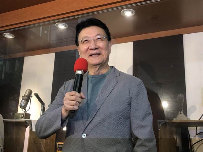 中广董事长赵少康上午结束节目后，到一楼接受媒体访问。（赵婉淳摄）