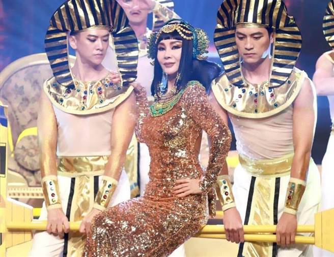 陈美凤埃及艳后扮相重现秀场风华。（民视提供）