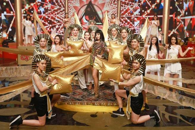 陈美凤埃及艳后扮相重现秀场风华。（民视提供）