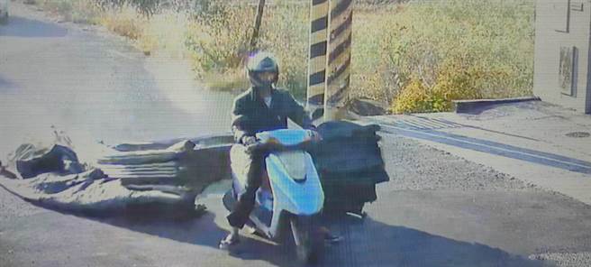 楊姓嫌犯以摩托車將活動車庫棚架拖走。（讀者提供／劉秀芬台南傳真）