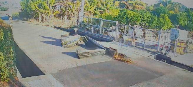 楊姓嫌犯以摩托車將活動車庫棚架拖走。（讀者提供／劉秀芬台南傳真）