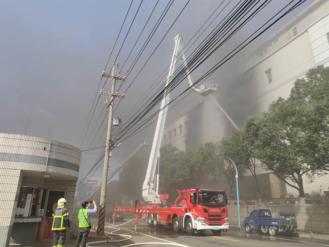 欣兴火警浓烟密布，现场可闻到明显臭味。（赖佑维摄）