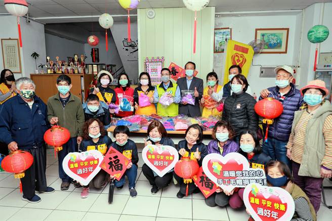 宜兰市公所今天结合宜兰市农会进士家政班，捐赠手工毛帽120顶给弱势福利团体。（宜兰市公所提供／李忠一宜兰传真）
