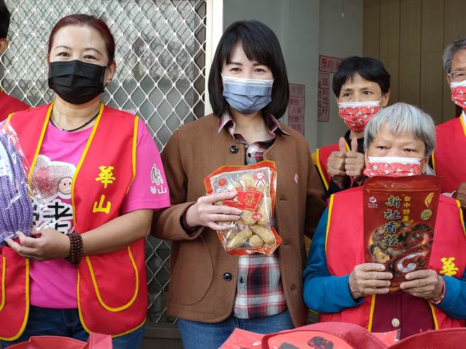 4日国民党籍立委谢衣凤(中)，亲自将满满的爱心送到华山基金会北斗站，除了捐出300份每份700元的爱心年菜外，还买了150箱的泡麵。(吴建辉摄)