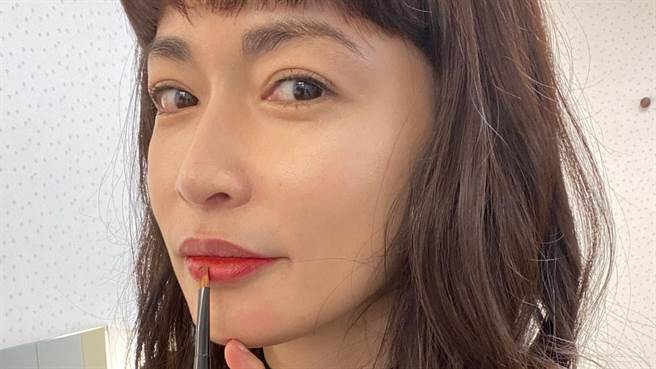 长谷川京子日前在IG上公开近况秀性感美背。（图／IG@ kyoko.hasegawa.722）