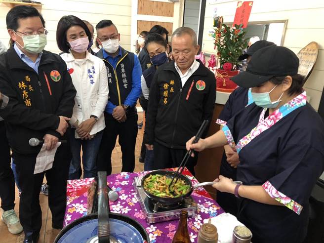 冠军厨神刘雪玲当场炒作客家小炒给苗栗县长徐耀昌等人尝吃。（苗栗县政府提供／谢明俊苗栗传真）