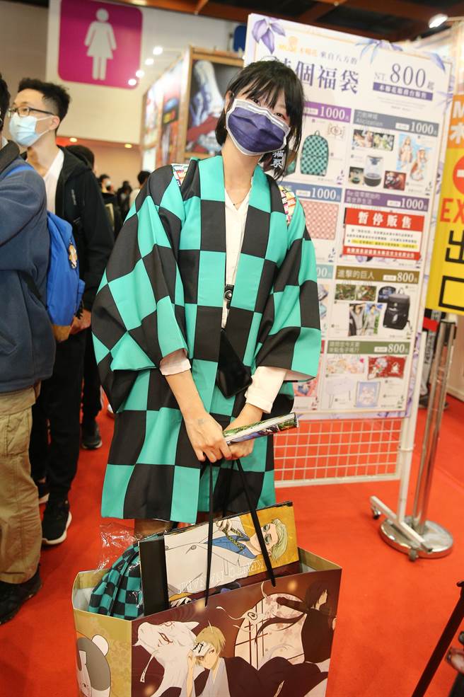 動漫節上也可看見不少漫迷Cosplay為《鬼滅之刃》主角「炭治郎」、炎柱等角色。(杜宜諳攝)