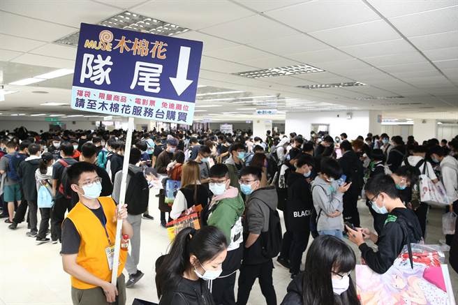 日本人氣動漫《鬼滅之刃》1千元福袋就售出破千組，周邊商品包含花牌耳飾、「啾太郎」玩偶吊飾同樣買氣旺盛，排隊購買民眾甚至要從1樓排到2樓。(杜宜諳攝)