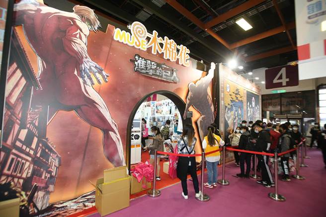 動畫代理商木棉花行銷部活動企宣張尹慈表示，所有代理商品中，《鬼滅之刃》周邊買氣最旺盛。(杜宜諳攝)