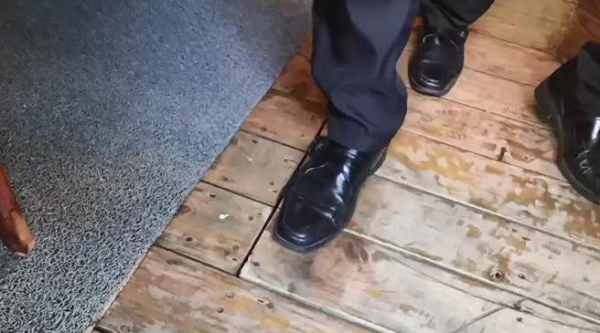 温泉业者今（4）出面说明木地板塌陷原因。（翻摄照片／巫静婷苗栗传真）