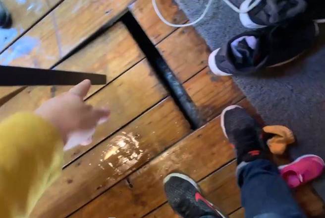 爆料女子指出汤屋内木地板陷落处。（翻摄PTT）