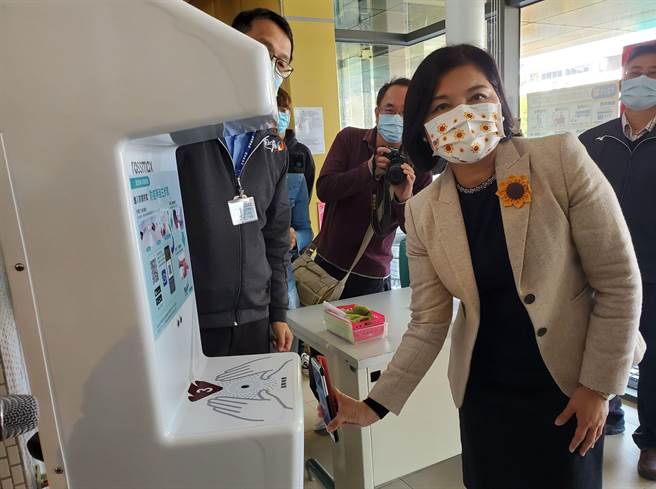 县长张丽善4日示范扫条码进入县府大门，扫完QRCode后，机器会通知量额温，就完成个人资料登记，缩短填写姓名程序，也减少纸笔接触。（周丽兰摄）