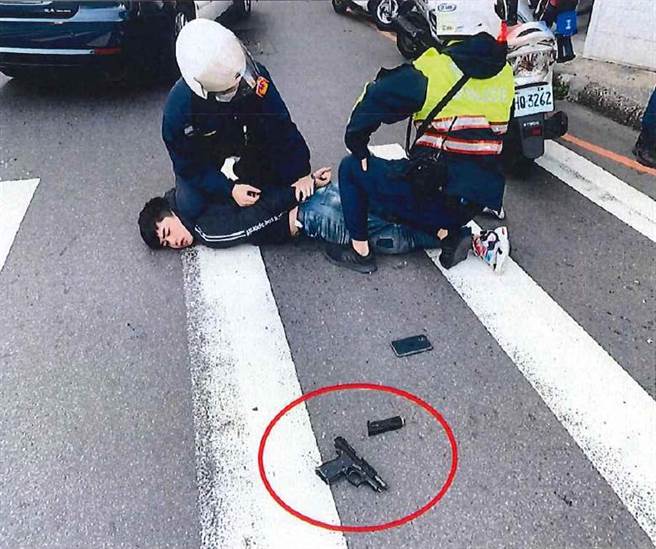 農曆春節將屆，新北市警察局為維護春節治安及淨化全國農漁會選前治安，實施2波掃蕩，共查獲45嫌，並查扣改造槍械5枝、子彈百餘發。（翻攝）