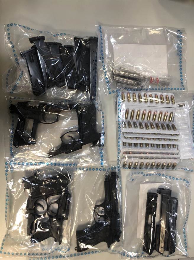 農曆春節將屆，新北市警察局為維護春節治安及淨化全國農漁會選前治安，實施2波掃蕩，共查獲45嫌，並查扣改造槍械5枝、子彈百餘發。（翻攝）