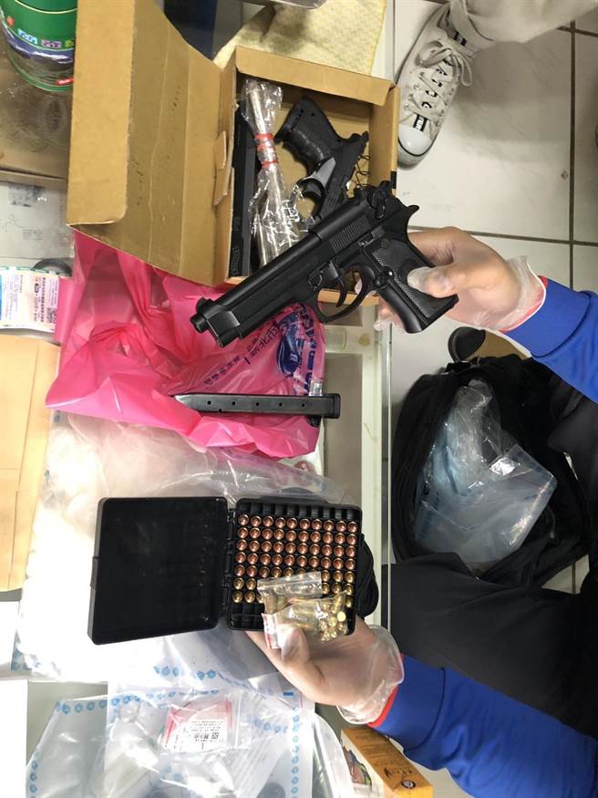 農曆春節將屆，新北市警察局為維護春節治安及淨化全國農漁會選前治安，實施2波掃蕩，共查獲45嫌，並查扣改造槍械5枝、子彈百餘發。（翻攝）