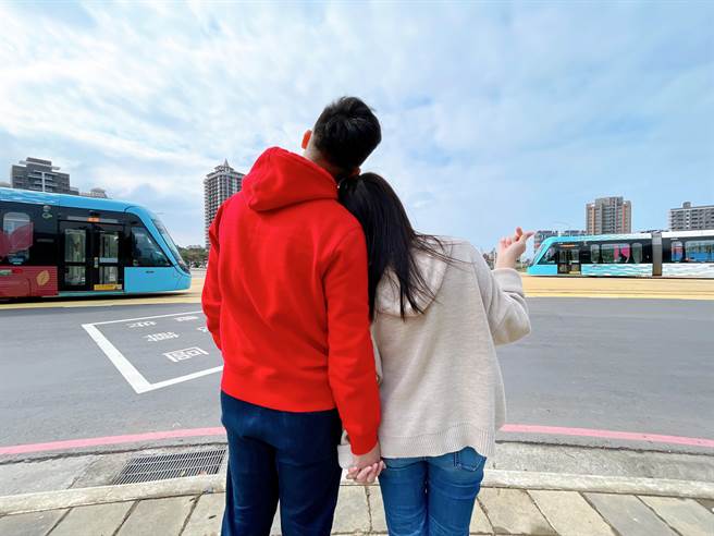 濱海沙崙站旁的輕軌列車交會的經典畫面。（新北捷運公司提供／葉德正新北傳真）
