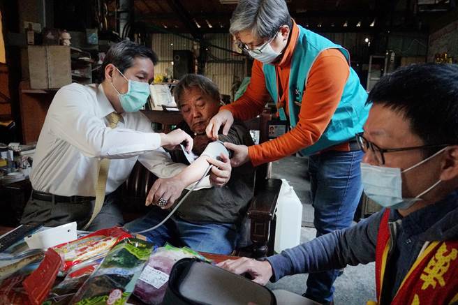 关怀独老 大里仁爱医院携手华山送年菜。（图／黄国峰传真）