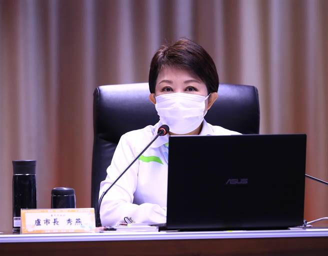 台中市長盧秀燕3日召開內部防疫會議，嚴厲斥責該名女子不顧防疫安全，2度讓男友陪住；造成疫情傳播風險，必定嚴懲重罰，絕不寬貸。（台中市政府提供／陳世宗台中傳真）