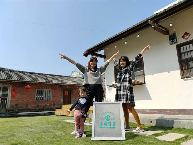 北路里社區理事長田春蓮(左)，與田中老街女人香臭豆腐莉莉(右)等人一同策畫，讓原本破舊髒亂的三合院，變成充滿人情味的藝文空間。(吳建輝攝)