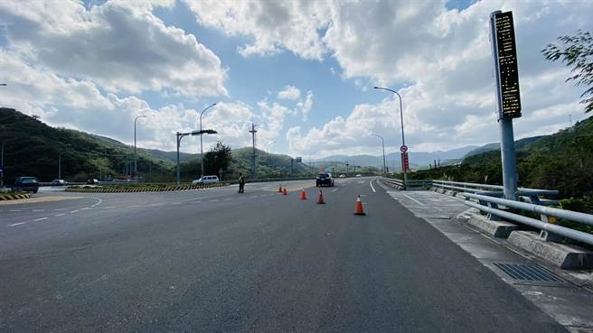 南迴公路草埔隧道下午有民眾报案闻到瓦斯味，台东消防局立即派达仁分队瓦斯探测器进入隧道察看，并通报交控中心，封闭双向隧道。（台东县警局大武分局提供／蔡旻妤台东传真）