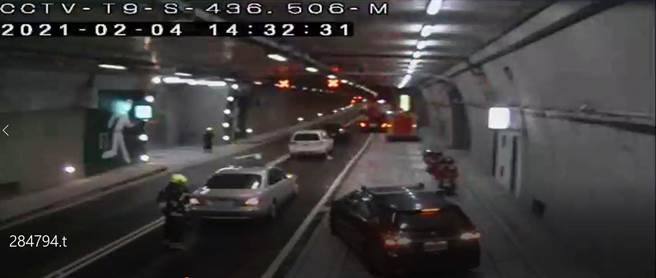 南迴公路草埔隧道下午有民眾报案闻到瓦斯味，台东消防局立即派达仁分队瓦斯探测器进入隧道察看，并通报交控中心，封闭双向隧道。（台东县警局大武分局提供／蔡旻妤台东传真）