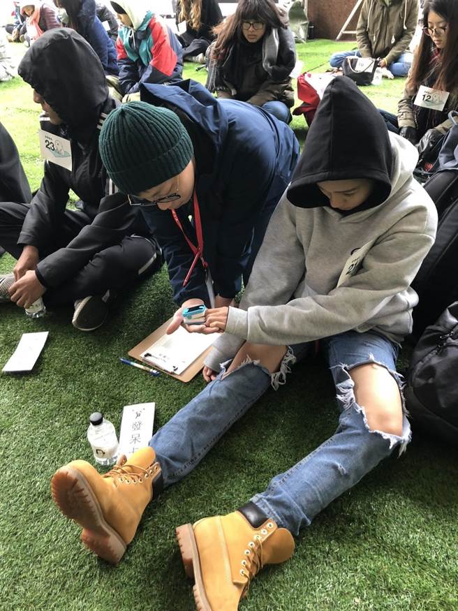 「泰雅发呆大赛」为让比赛更有鑑别度和趣味，比赛期间会使用专业仪器测量参赛者心跳，看哪一位民眾「呆」的最「专心」。（泰雅度假村提供／黄立杰南投传真）