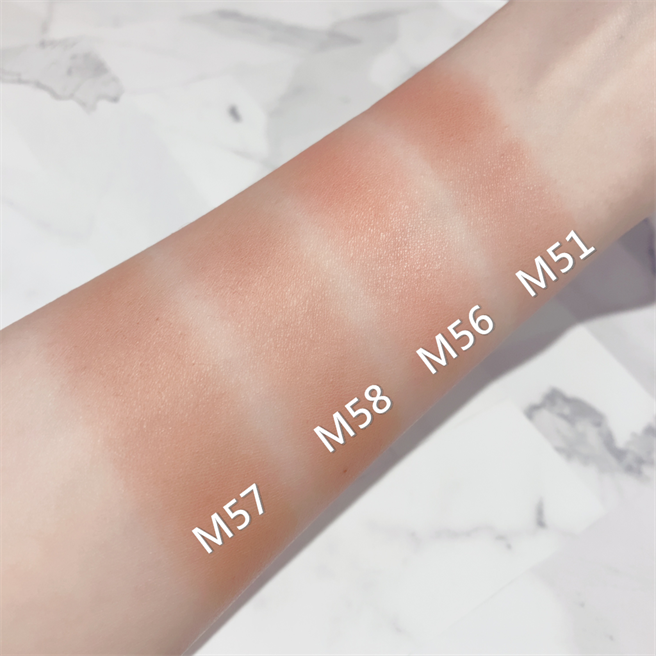 4U2復古小甜砖腮红雾面款手部试色，粉质非常细致贴肤。（邱映慈摄）