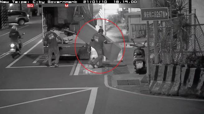 新北市环保局日前查获三重某家具行司机，趁夜色昏暗乱丢废弃沙发于路旁，全程被环保局架设监视器录影搜证。（新北市环保局提供／新北传真）