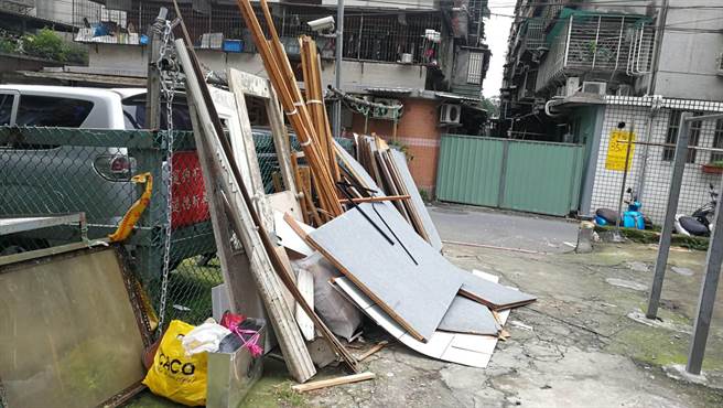 环保局提醒，年关将近，春节前大扫除如要丢弃废弃家具，请务必向清洁队电话完成预约。（新北市环保局提供／新北传真）