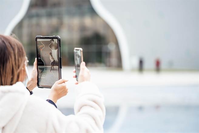 因應疫情，台中國家歌劇院《看見你的自由步》展覽，透過擴增實境體驗。（台中國家歌劇院提供／陳淑芬台中傳真）