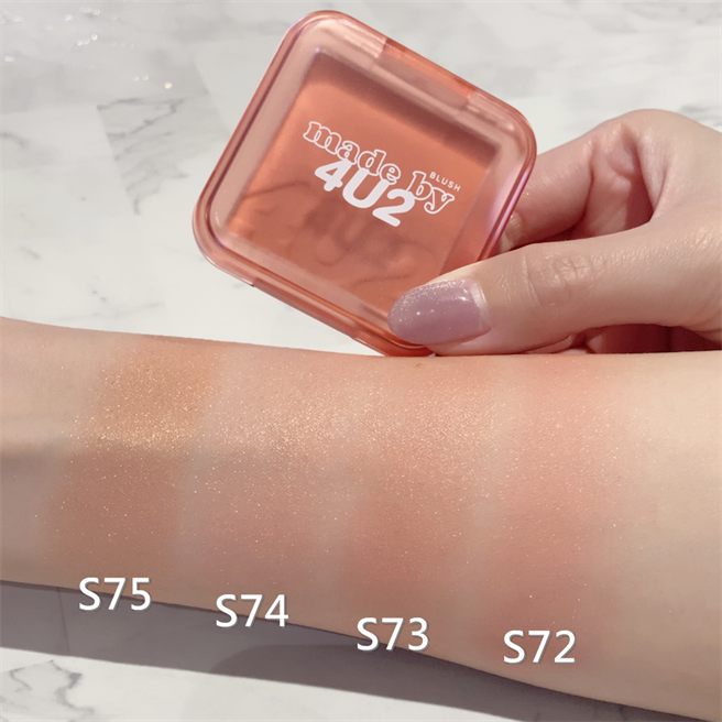 4U2復古小甜砖腮红亮面款手部试色，亮粉不显肌肤纹理，呈现漂亮的光泽感。（邱映慈摄）