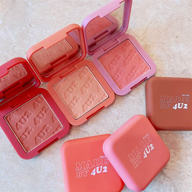 復古小甜砖腮红雾面款包装是不透明的雾面方盒。（邱映慈摄）