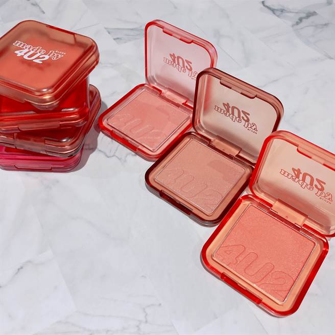 復古小甜砖腮红亮面款包装使用透明盖子，光泽感来自细致的亮粉和珠光。（邱映慈摄）