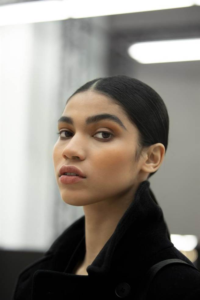 香奈儿2021春夏高级订制服系列后台彩妆图。（香奈儿提供）