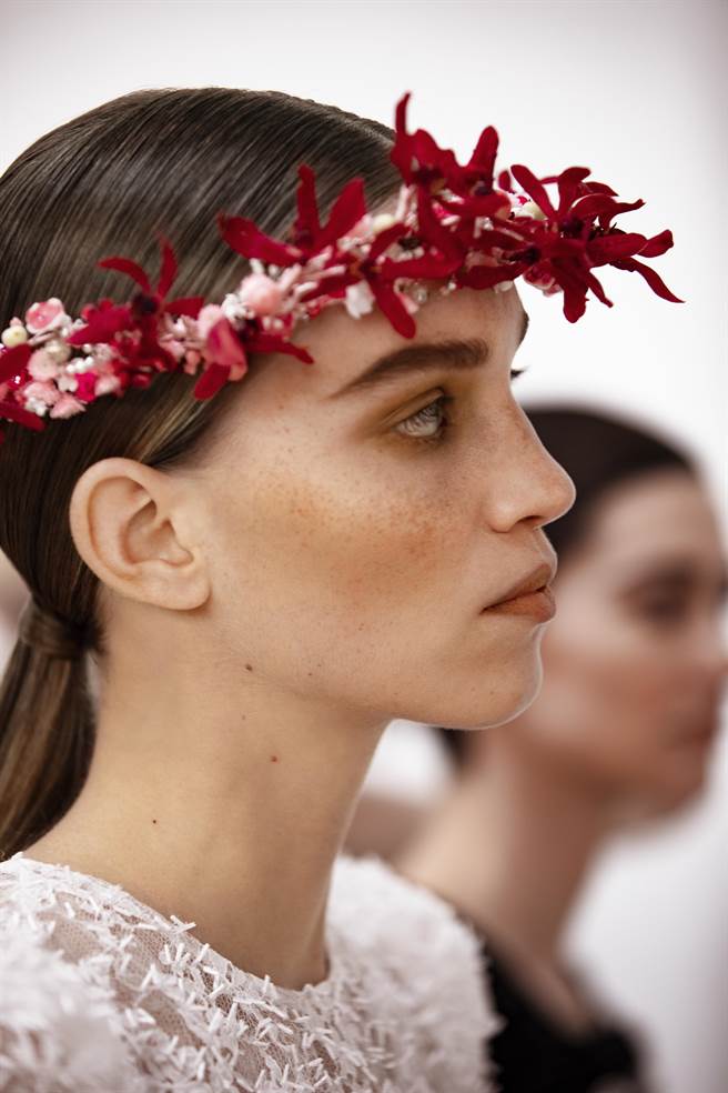 香奈儿2021春夏高级订制服系列后台彩妆图。（香奈儿提供）