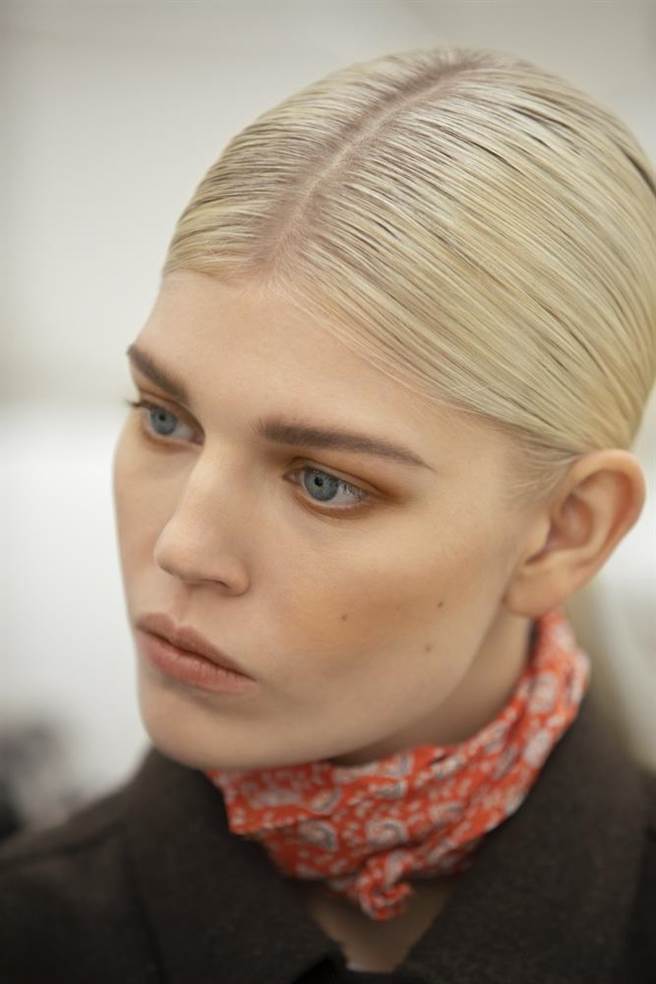 香奈儿2021春夏高级订制服系列后台彩妆图。（香奈儿提供）