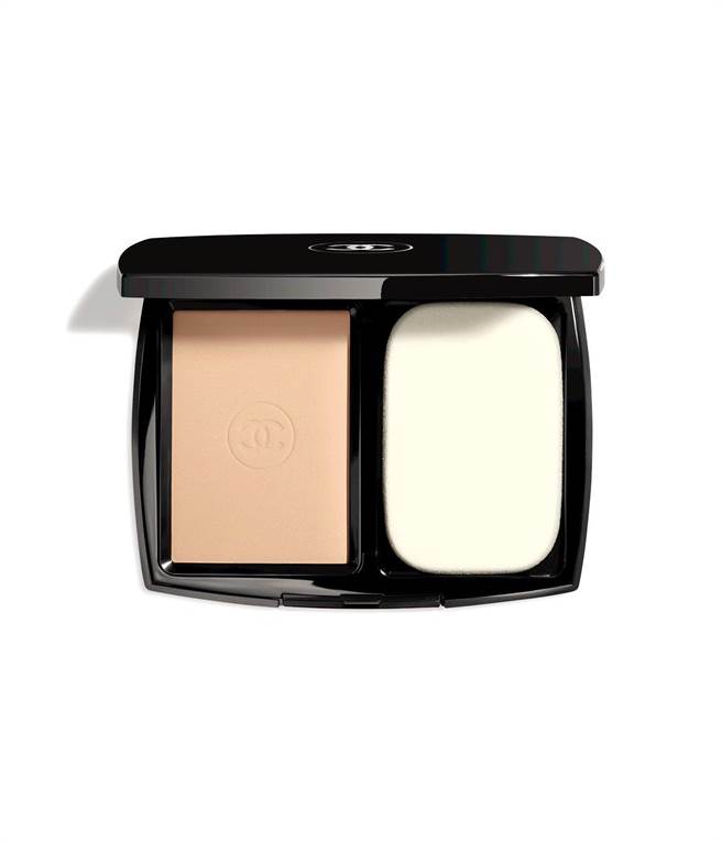 香奈儿雪纺轻纱持久粉饼 13g，2450元。（香奈儿提供）