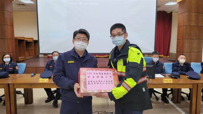 新北市瑞芳警分局長陳忠龍立即頒贈破案禮給辛苦的同仁。（瑞芳警分局提供）