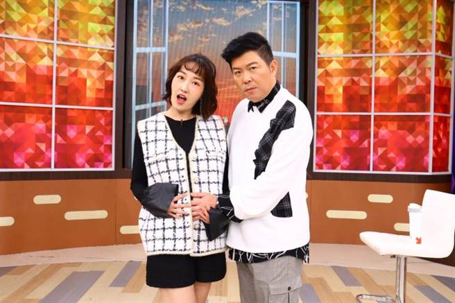 曾国城、巴钰4日主持卫视中文台《一袋女王》，他过年安排3礼拜年假，3月1日才开工，期间会到庹宗康家走春、与佩甄等星友聚餐，行程满满。（卫视中文台提供）