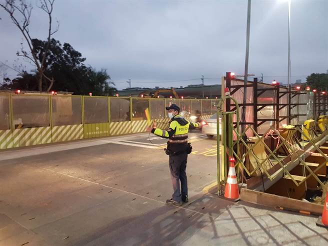 春节期间民眾大举出游，桃园市八德警分局宣导替代道路，八德警方指出，为避免民眾不易进入高速公路，可藉由平面道路替代。（翻摄照片赖佑维桃园传真）