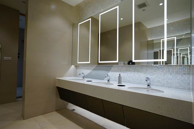 一名女網友說偷拍狼似相當年輕、約莫才18歲，身高甚至超過190公分，同事也說「長相斯文、人模人樣」，不料卻引來網友的歪樓留言。（示意圖/Shutterstock提供）