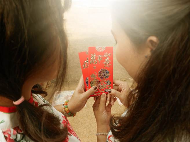 生肖鸡、属虎、属龙、属牛者，春节前后不仅桃花旺盛，还受到财神眷顾。（示意图／达志影像）