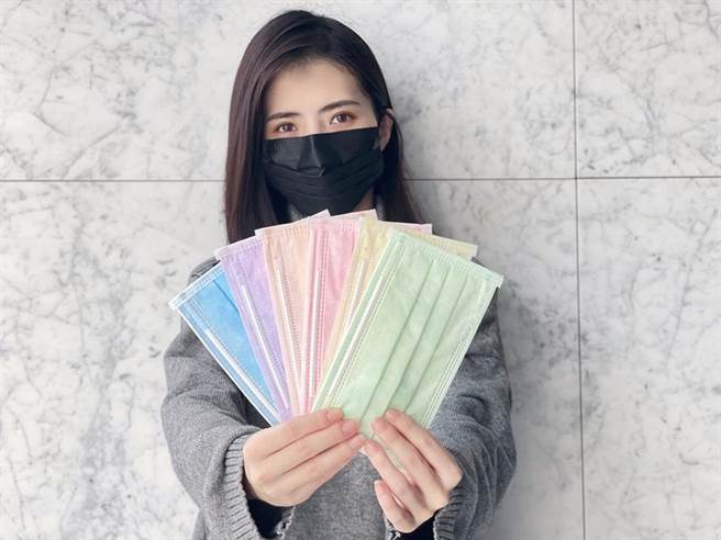 全联宣布2/5起开卖五款新口罩，有Hello kitty儿童医疗口罩，还有适合搭配服装的三款大人彩色口罩等。图／业者提供